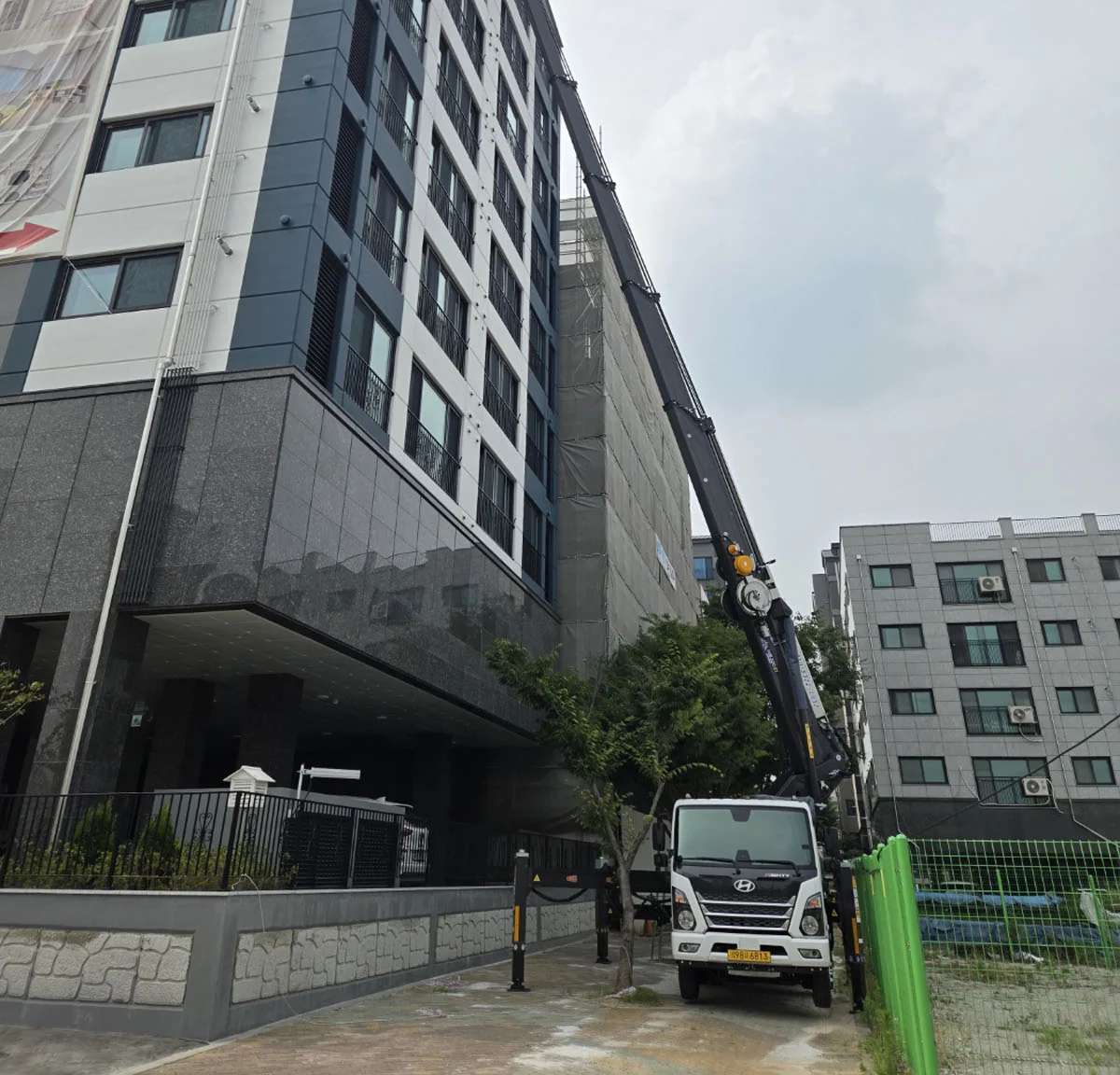 건물 외벽에 접근하는 스카이차 작업 모습